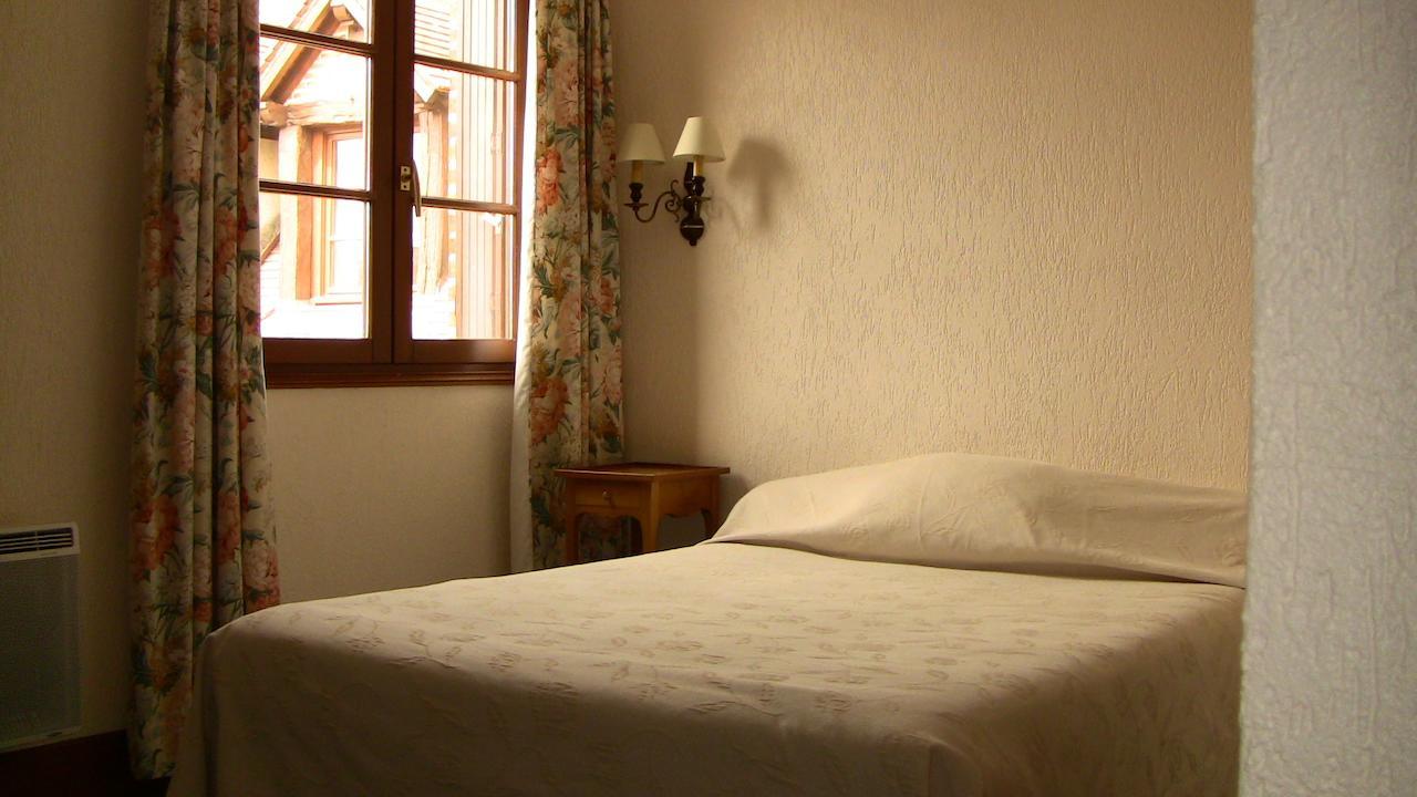 Logis Hotel Auberge Des Potiers Jouy-le-Potier Room photo